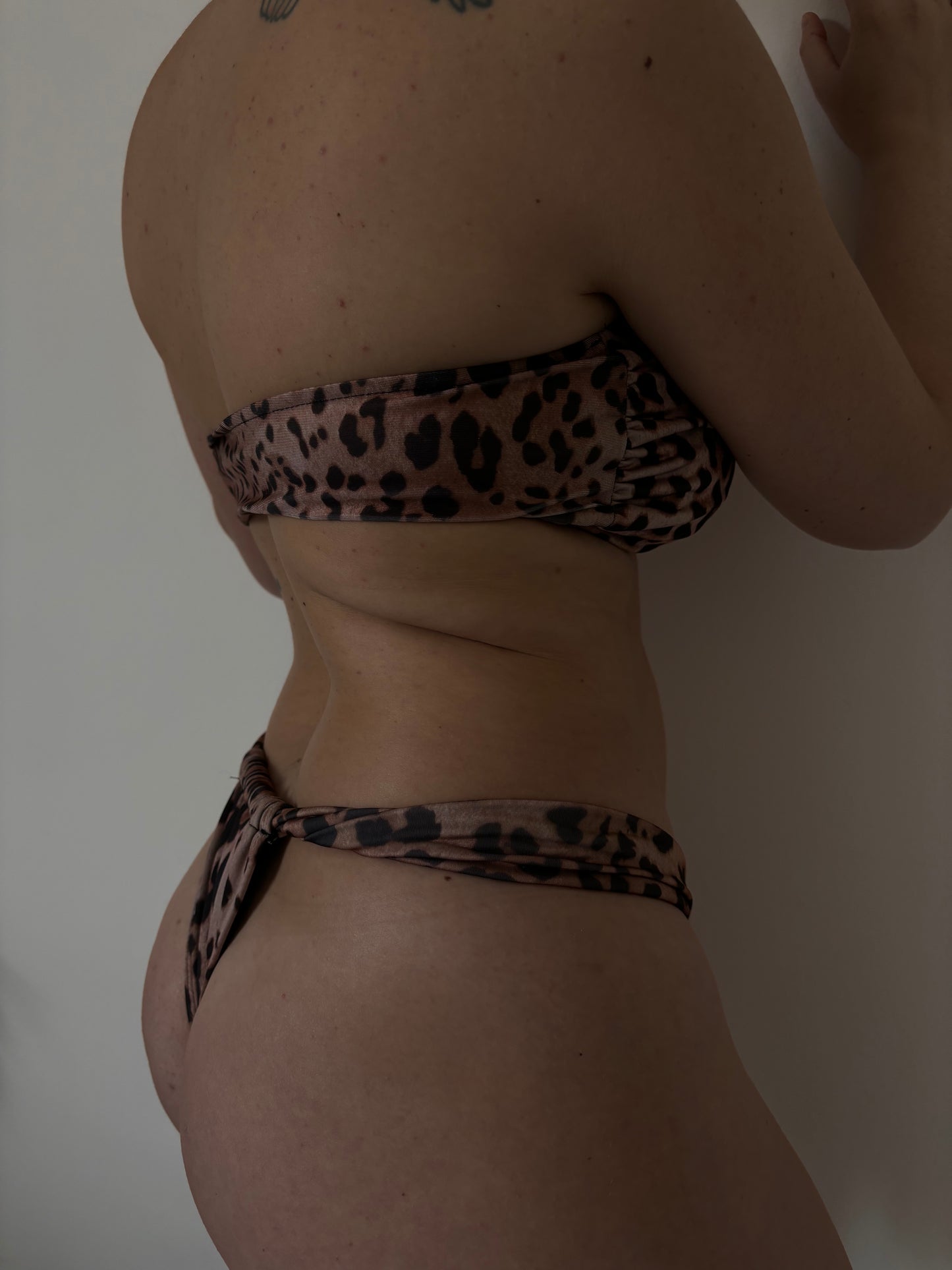 AURA BIKINI - Top a Fascia e Slip Regolabile in Stampa Animalier | Filicudi Beachwear